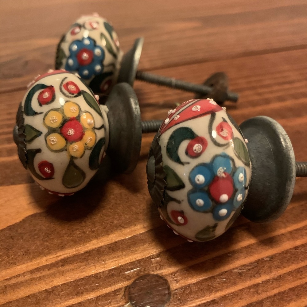 2 dresser knobs - Picture 2 of 2